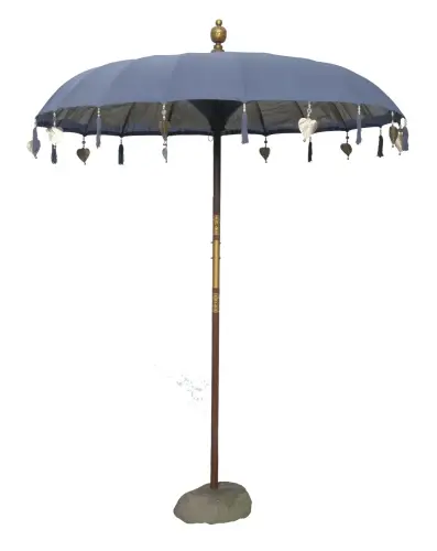 Artikelbild des Artikels “Bali-Schirm, Dunkelgrau 1, mit Holzmünzen und goldenen Blättern am Rand. Ca. 190 cm Durchmesser und 250 cm Höhe “